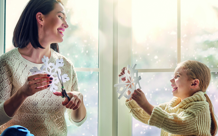 Mother-and-daughter-cutting-snowflakes-752x468.jpg