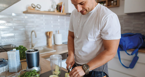 man-meal-prepping-560x300.jpg