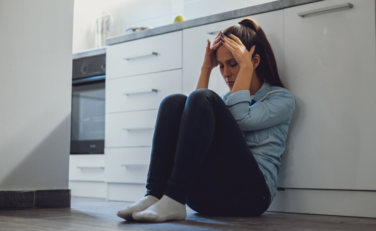 woman-sitting-on-floor-752x462.jpg