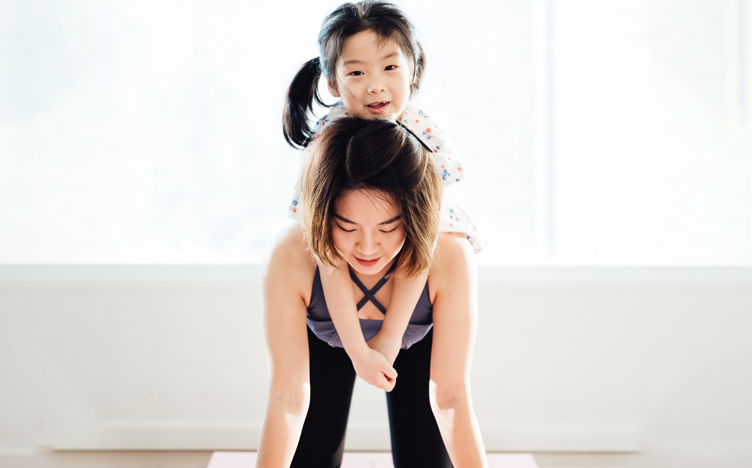 mom-and-daughter-yoga-752x468.jpg
