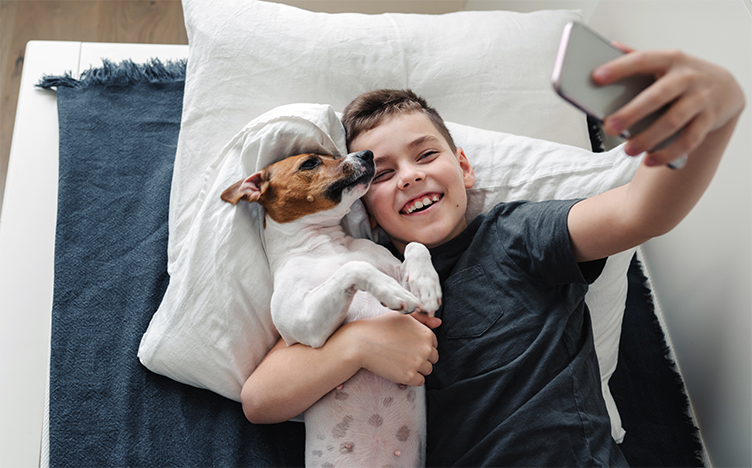 boy-taking-selfie-with-dog-752x468_new.png