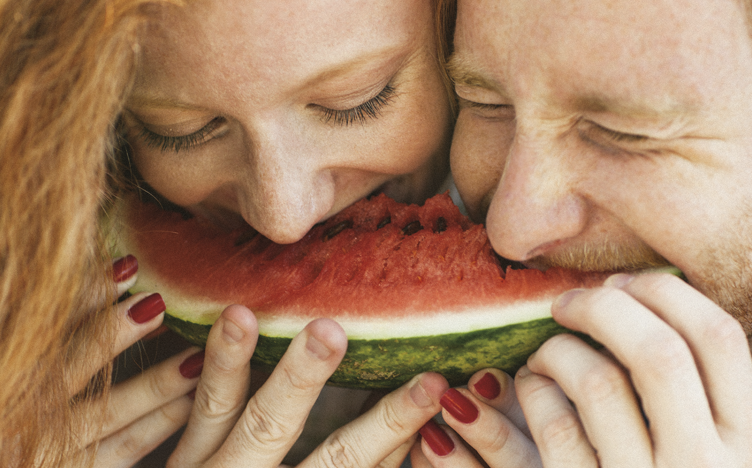 couple-eating-watermelon-752x468.png