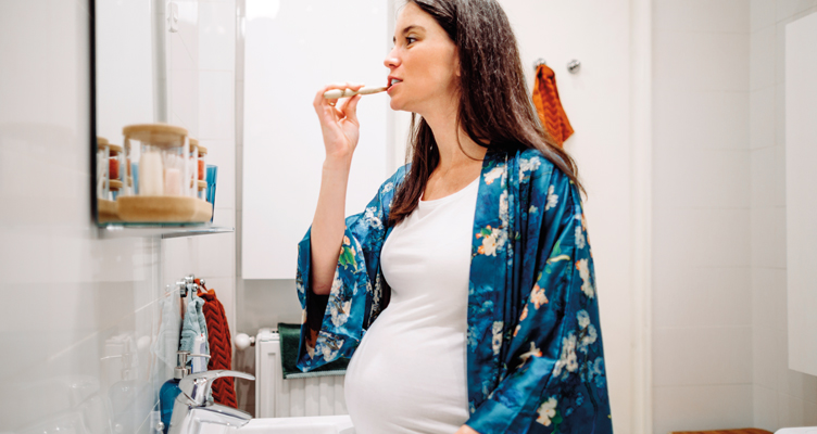 pregnant-woman-brushing-teeth-752x400.jpg