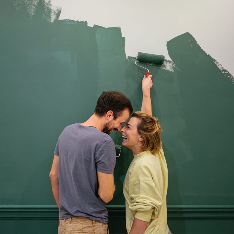couple-painting-wall-800x800.jpg