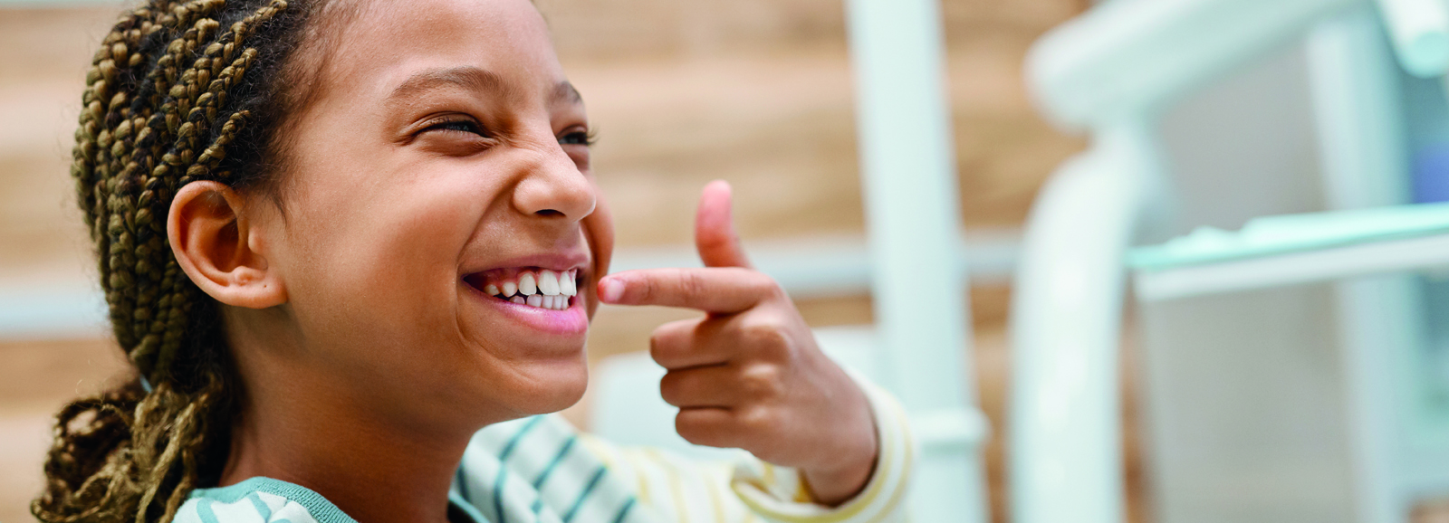 girl-pointing-at-smile-1600x578.jpg