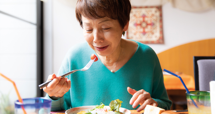 older-woman-eating-752x400.jpg