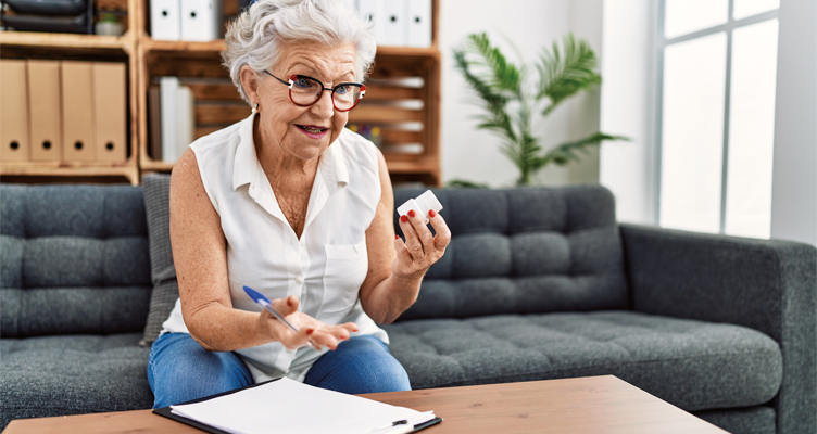 older-woman-with-clipboard-752x400.png