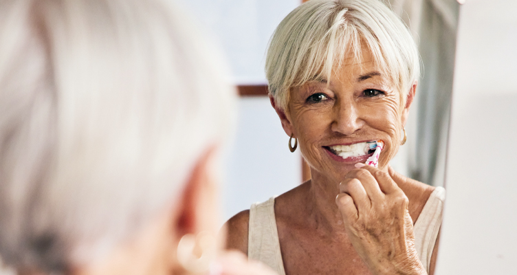 woman-brushing-her-teeth-in-the-mirror-752x400.jpg