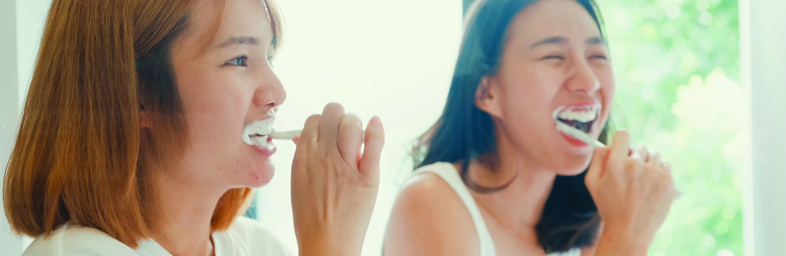 women-brushing-their-teeth-1600x522.jpg