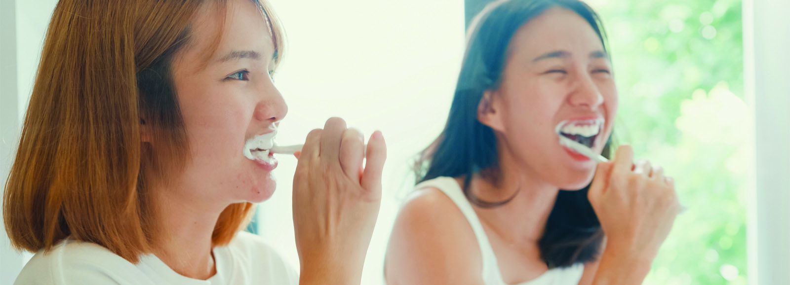women-brushing-their-teeth-1600x578.jpg