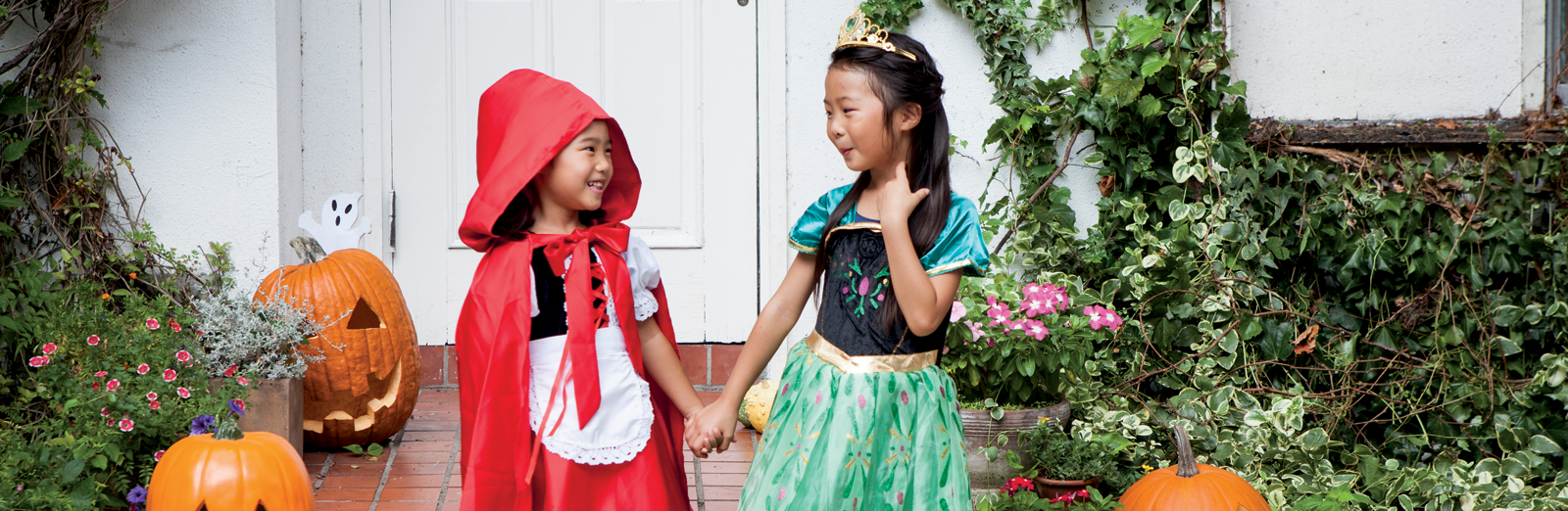 young-girls-in-halloween-costumes-1600x522.png