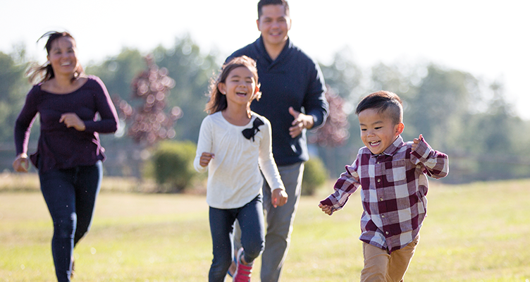 family-playing-tag-752x400.png