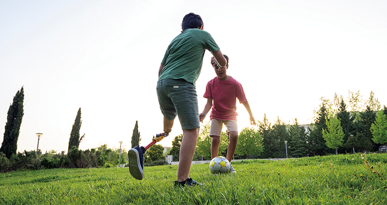 kids-playing-soccer-752x400.png