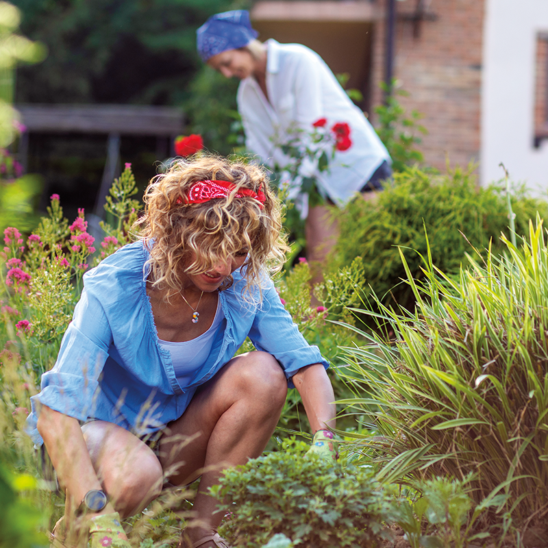 women-doing-yardwork-800x800.png