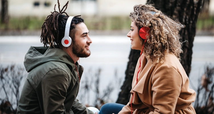 couple-listening-to-music-752x400.webp