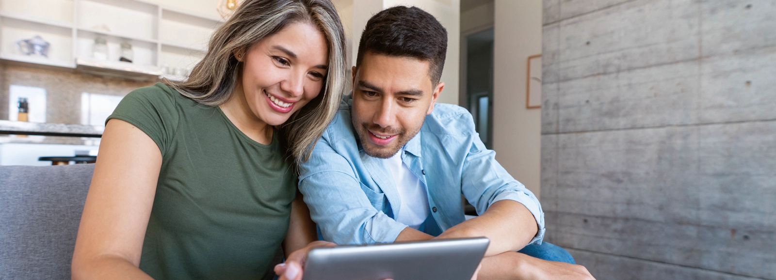 couple-looking-at-tablet-1600x578.webp