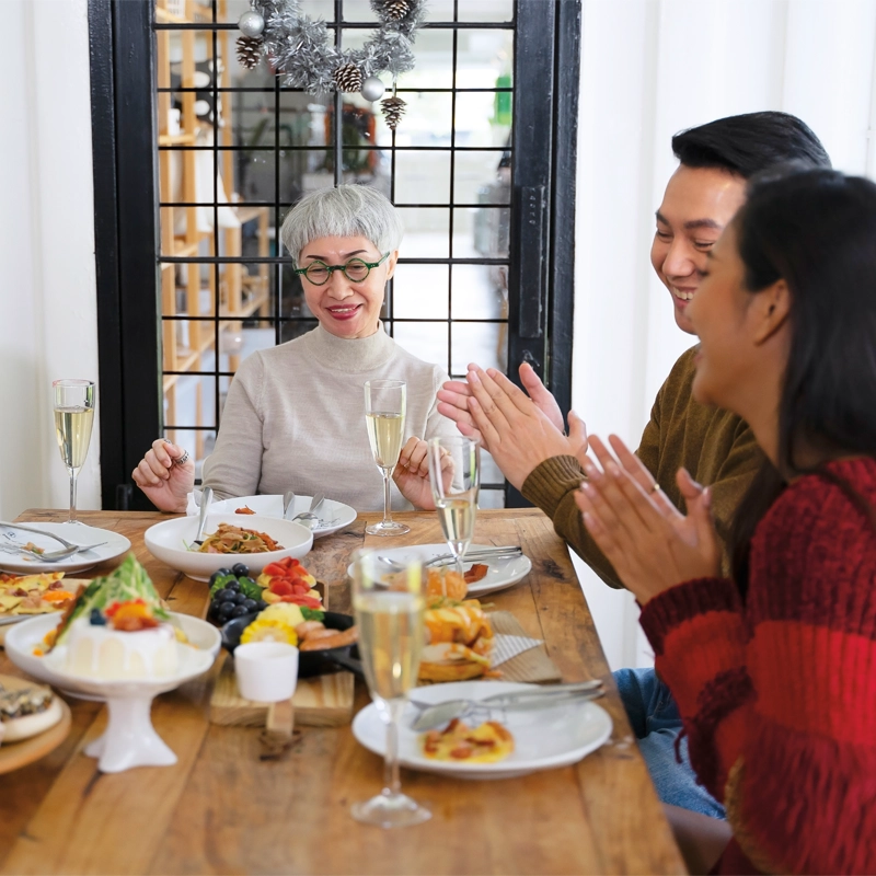 family-having-dinner-800x800.webp