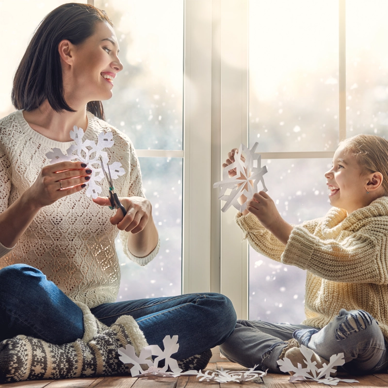 mom-daughter-making-snowflakes-800x800.webp