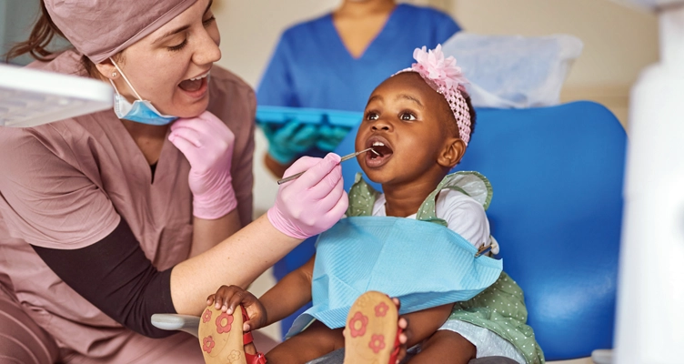 baby-getting-dental-exam-752x400.webp