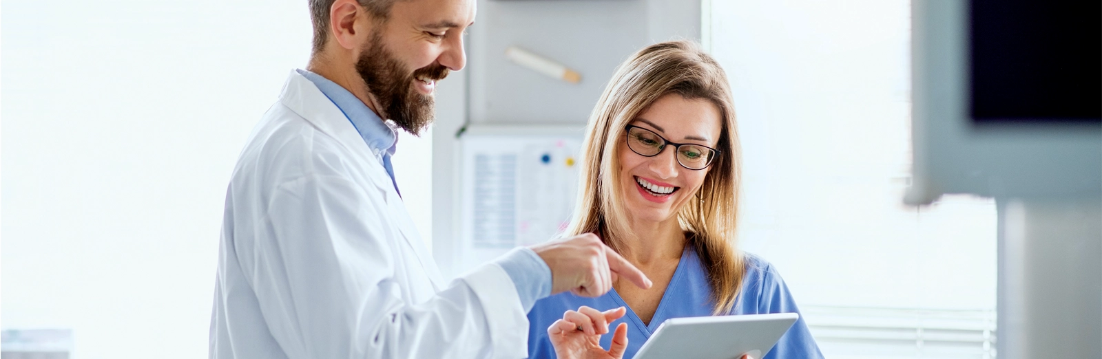 dentist-and-hygienist-looking-at-tablet-1600x522.webp