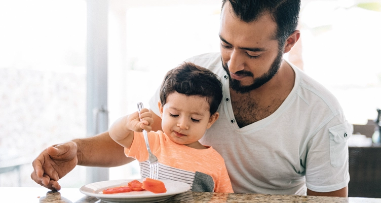 kid-eating-carrots-with-dad-752x400.webp