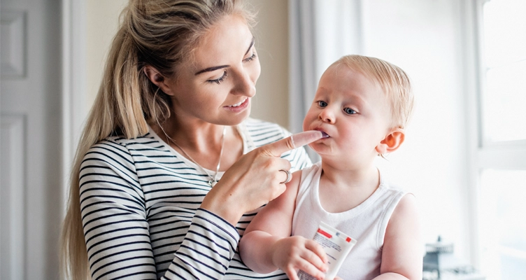 mom-cleaning-babys-gums-752x400.webp