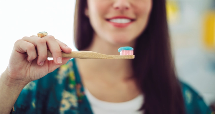 person-holding-a-toothbrush-with-toothpaste-752x400.webp