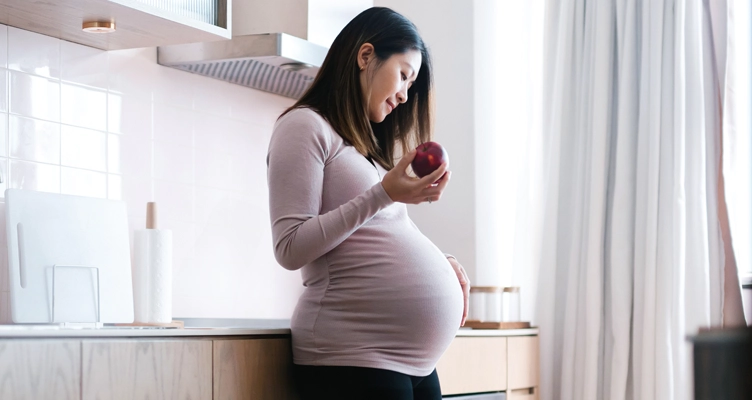 pregnant-woman-with-apple-752x400.webp
