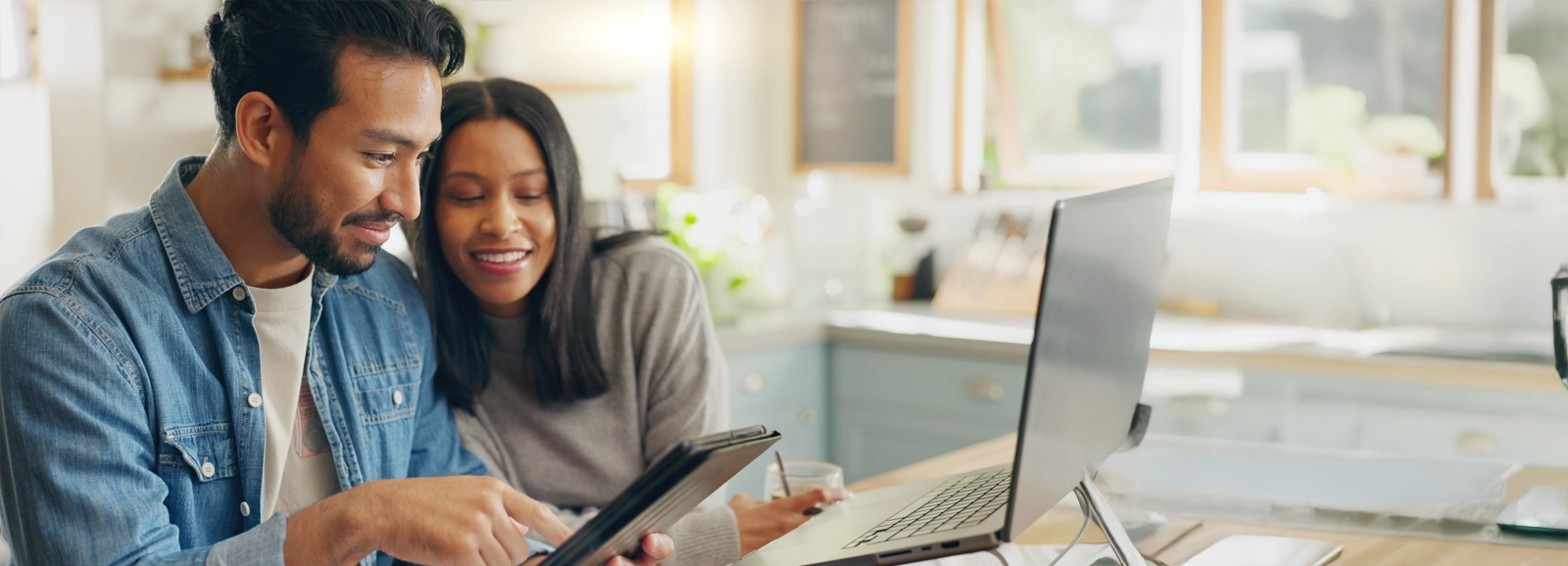 couple-smiling-while-looking-at-tablet_homepage-1600x578 .webp