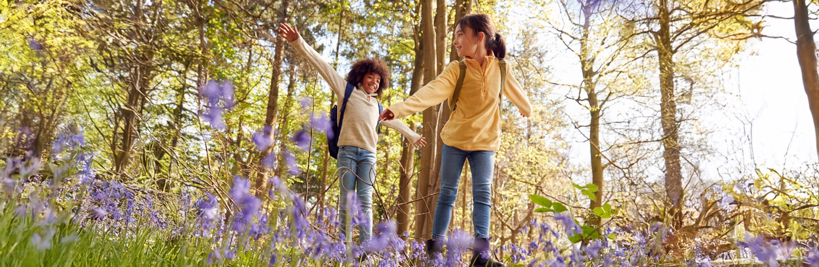kids-playing-outside-1600x522.webp