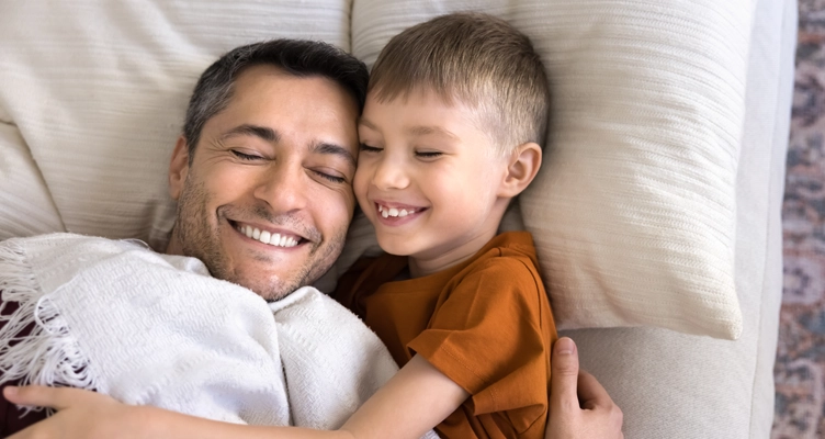 dad-and-son-smiling-in-bed-752x400.webp