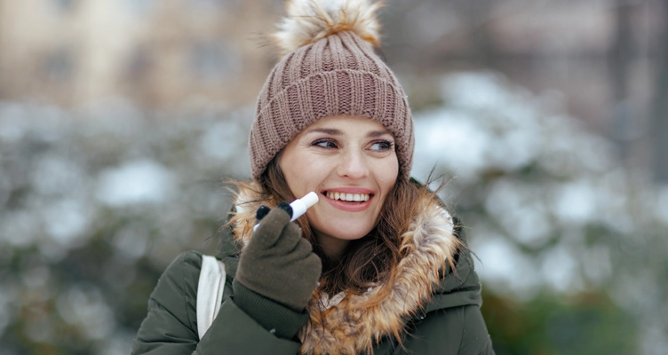 woman-applying-lip-balm-752x400.webp