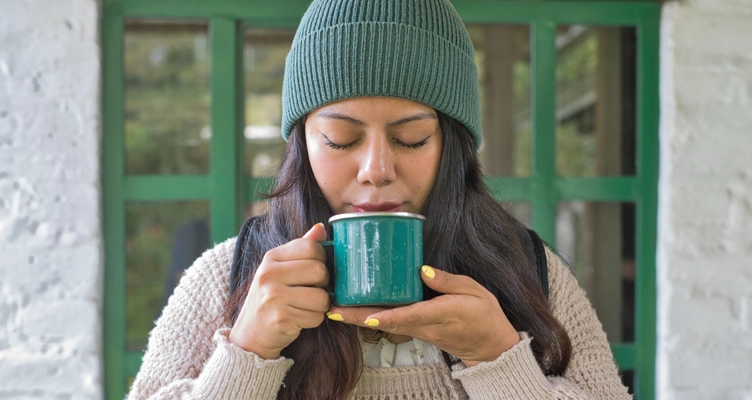 woman-drinking-coffee-outside-752x400.webp