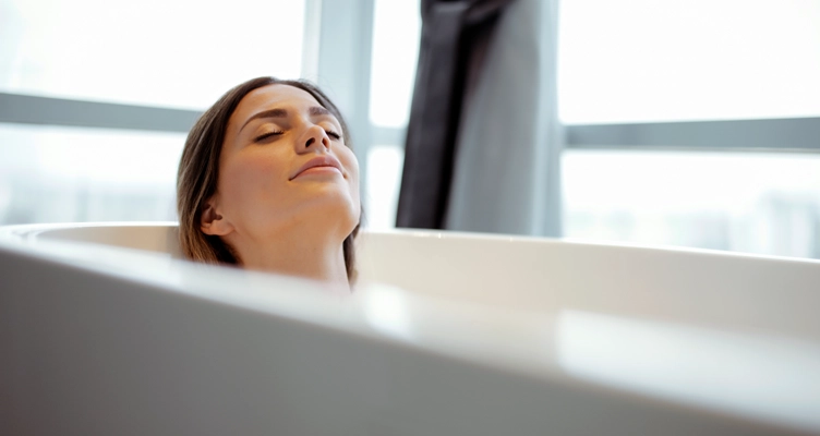 woman-in-a-bath-752x400.webp