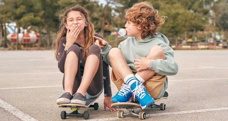 kids-chewing-gum-outside-752x400.webp