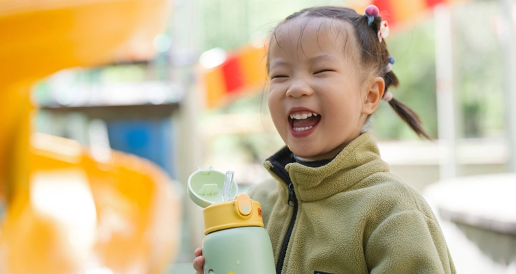 young-girl-smiling-with-water-bottle-752x400.webp