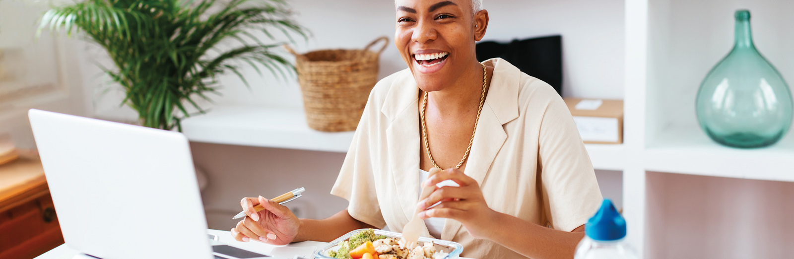 woman-eating-salad-at-desk-1600x522 2.jpg