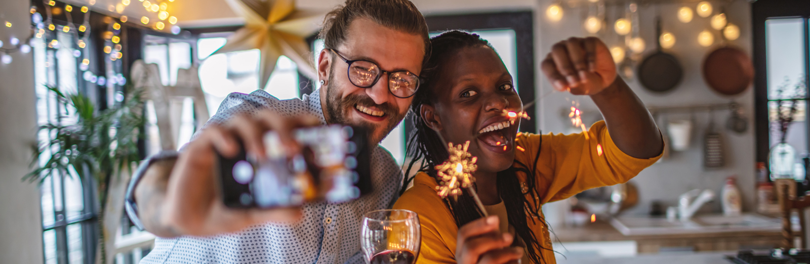 couple-taking-selfie-1600x522.jpg